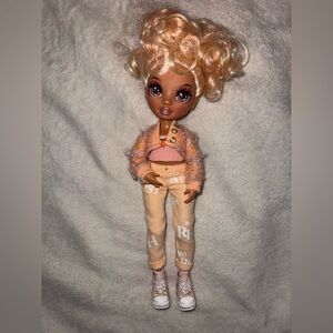 Rainbow High Georgia Bloom Fashion
Doll With Peach Jeans Outfit